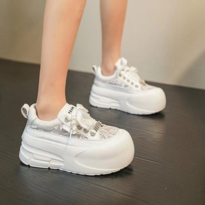 Dame Plateau Sneakers med legende snøresystem og dekorative perleaccentuer Stilla