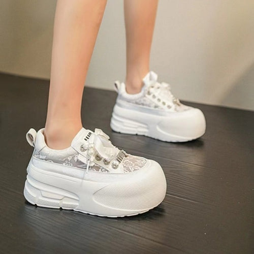 Dame Plateau Sneakers med legende snøresystem og dekorative perleaccentuer Stilla