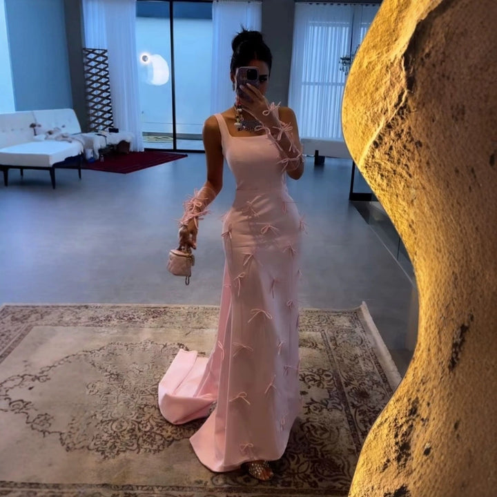Kvinders elegante aftenkjole med legende sløjfedetaljer og off-shoulder ærmer