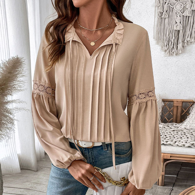 Damebluse med fine folder og spids Stilla