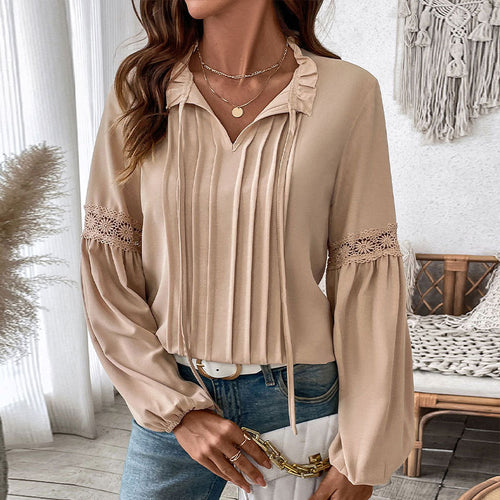 Damebluse med fine folder og spids Stilla
