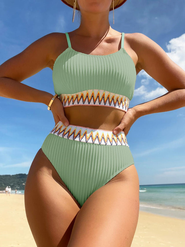 Dame Bikini-sæt med moderne ribdesign og farverige akcenter Stilla