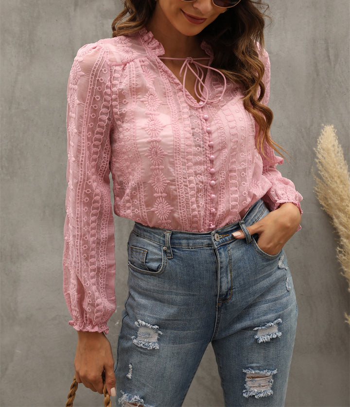 Damebluse med raffineret broderidesign og knaplukning Stilla