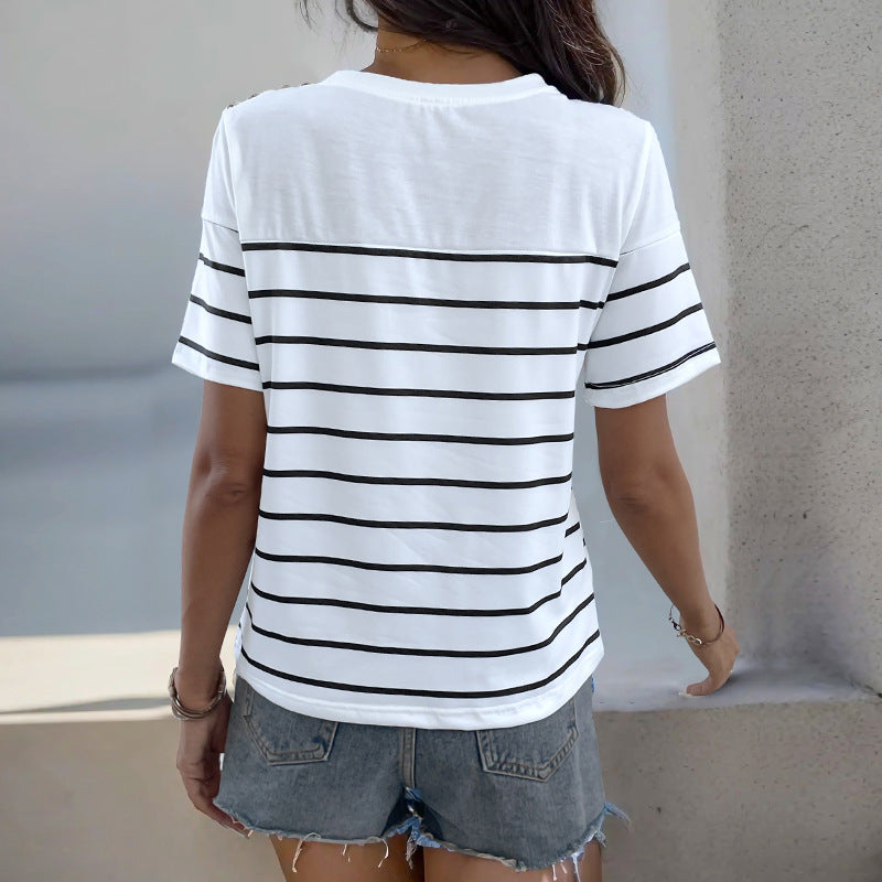 Dame stribet T-shirt med elegante knapdetaljer Stilla