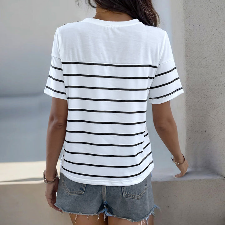 Dame stribet T-shirt med elegante knapdetaljer Stilla