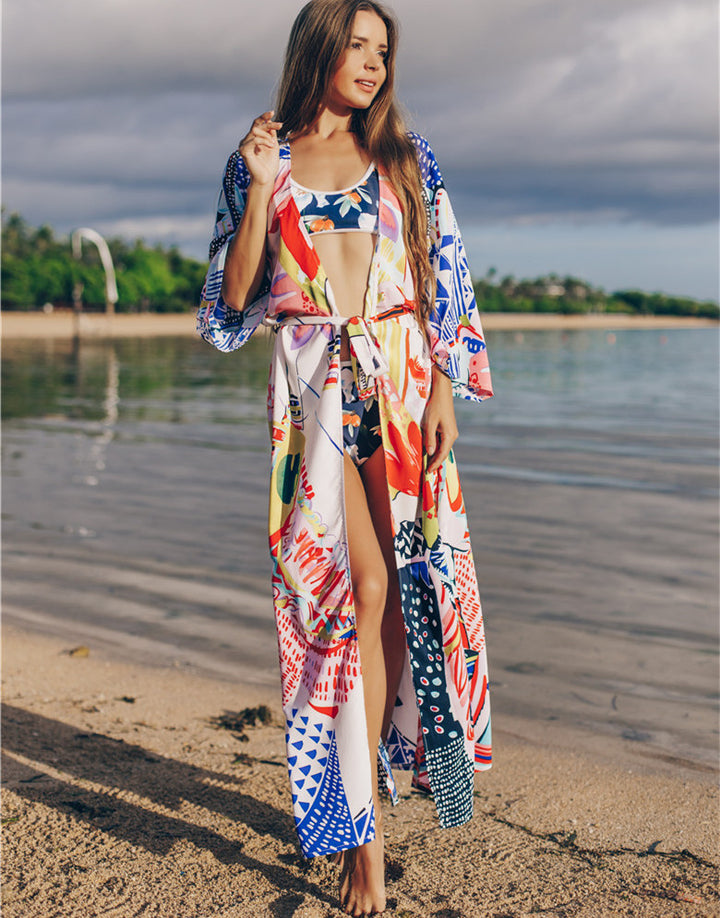 Dame trendy strandkimono med dybe sideslidser og farverigt mønster Stilla