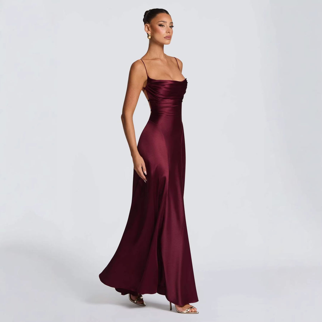 Kvindelig elegant maxi kjole med raffinerede spaghetti stropper og flydende satin Skovae