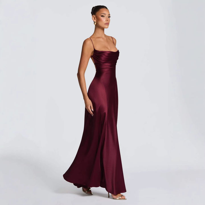 Kvindelig elegant maxi kjole med raffinerede spaghetti stropper og flydende satin Skovae