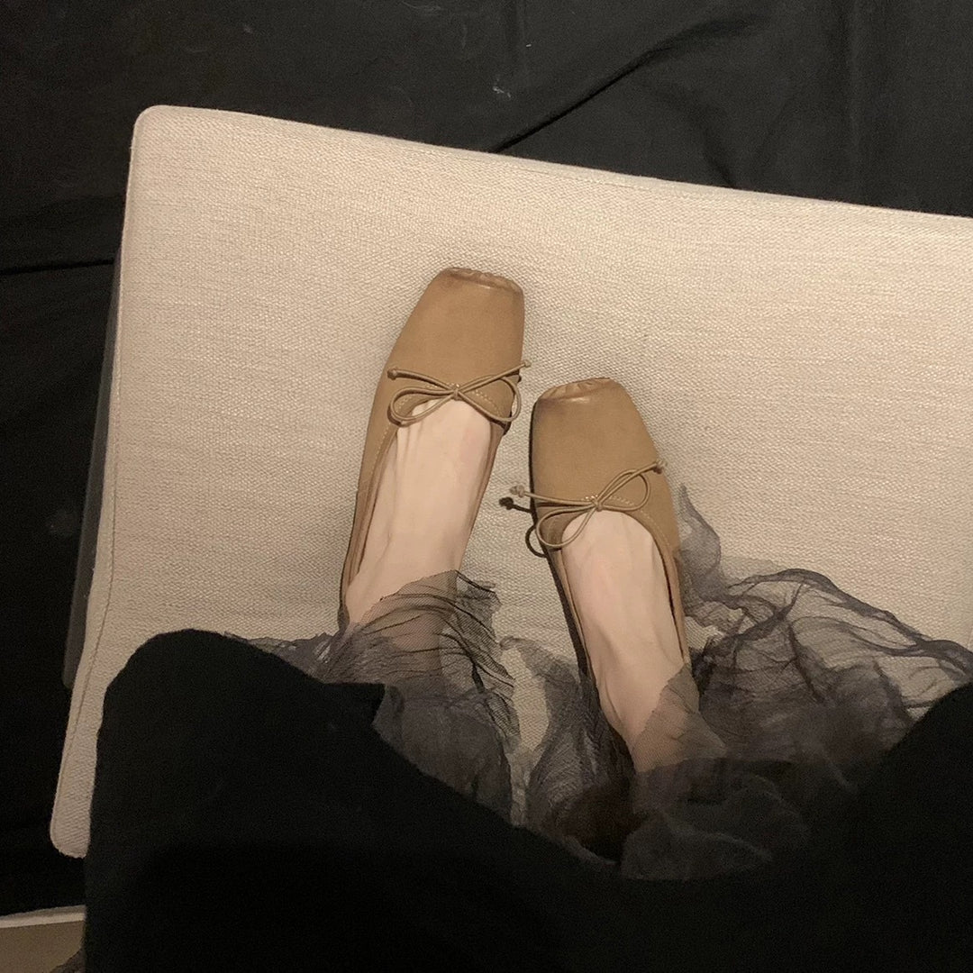 Dame elegant ruskind ballet sko med justerbart bindingsdetalje Stilla