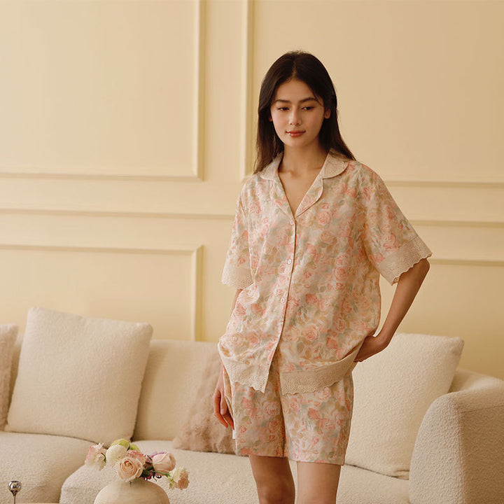 Dame pyjamassæt med delikat blomstermønster og elegant spids Stilla