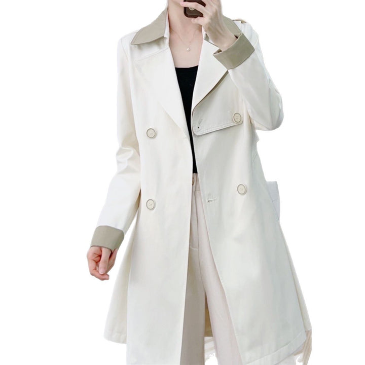 Dame trenchcoat med klassisk snit og moderne detaljer Stilla