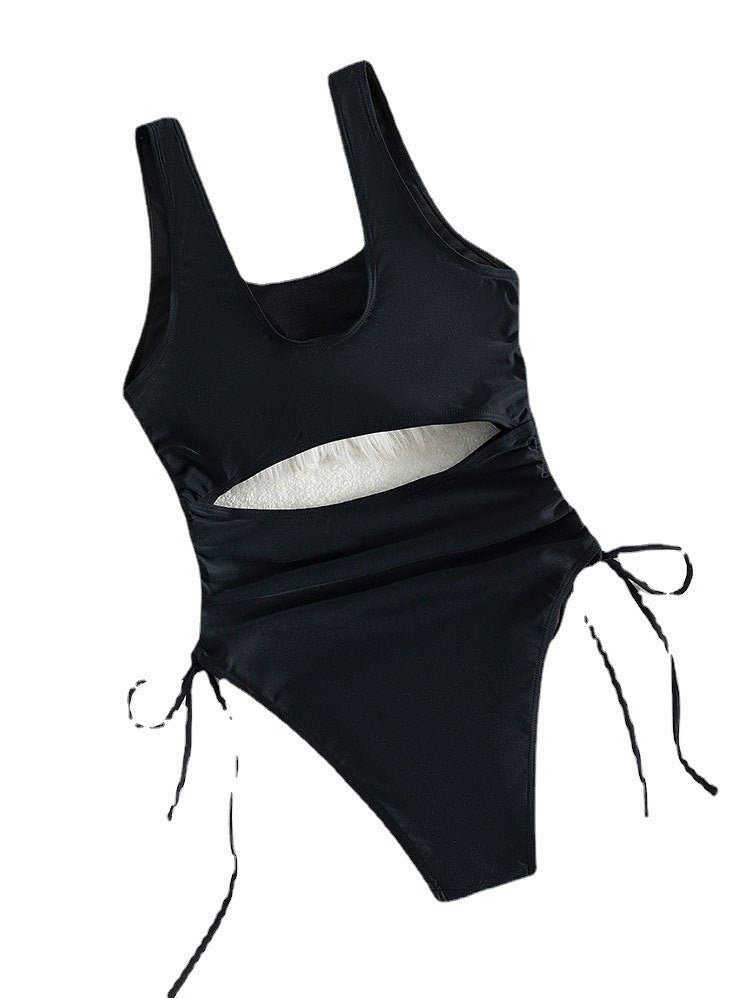Dame one-piece badesuit med sidelange cut-outs og justerbare snøre detaljer Skovae