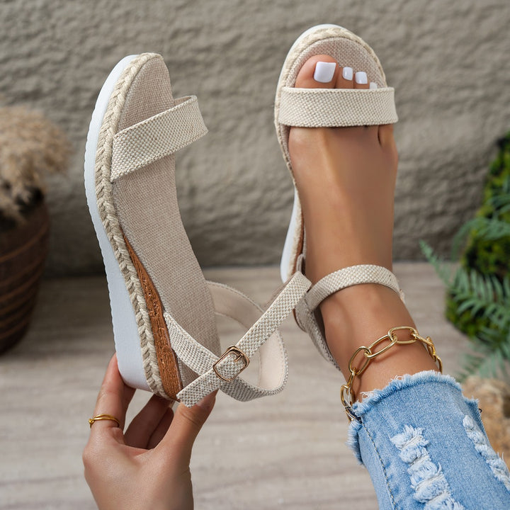 Dame Wedge-sandaler med raffineret remdesign og kvalitets bast-detaljer Stilla
