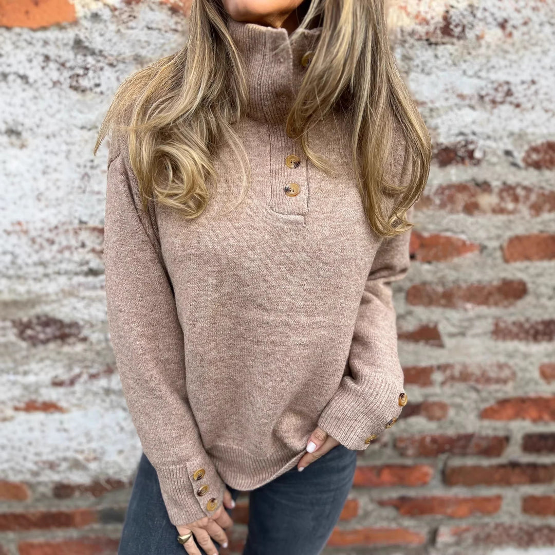 Kvinders hyggelige sweater med høj krave og dekorative knapdetaljer Stilla