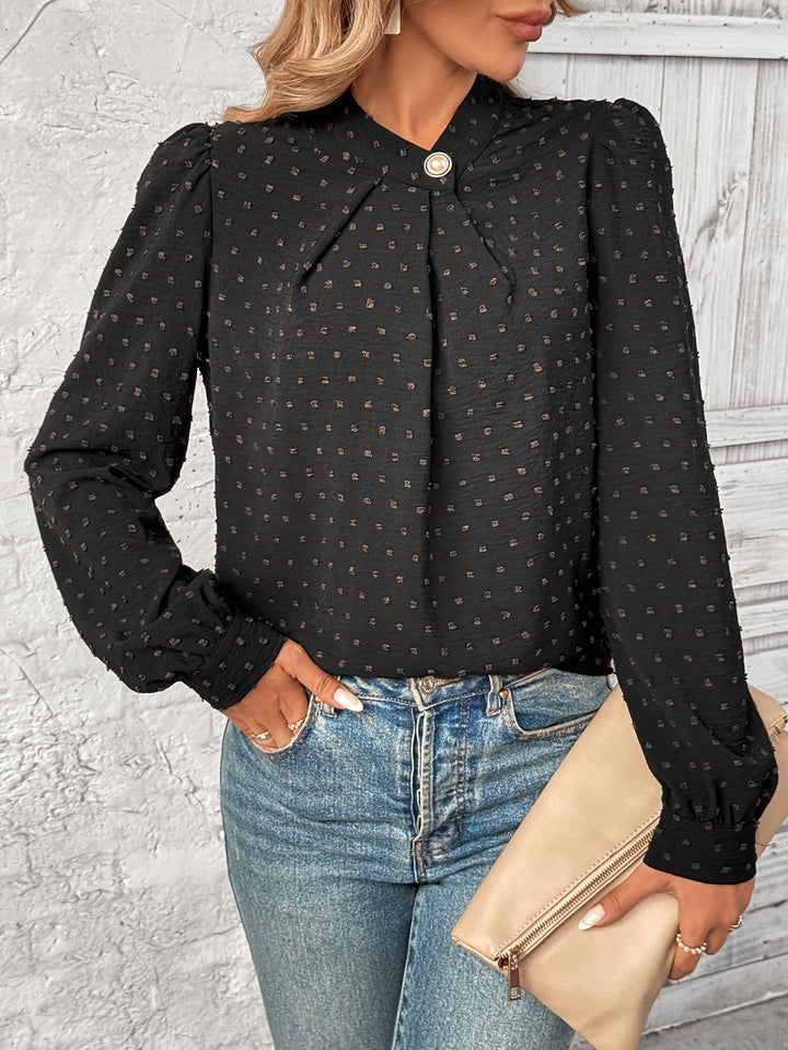 Dame elegant bluse med ruffle detaljer og ædelt knapdesign Stilla