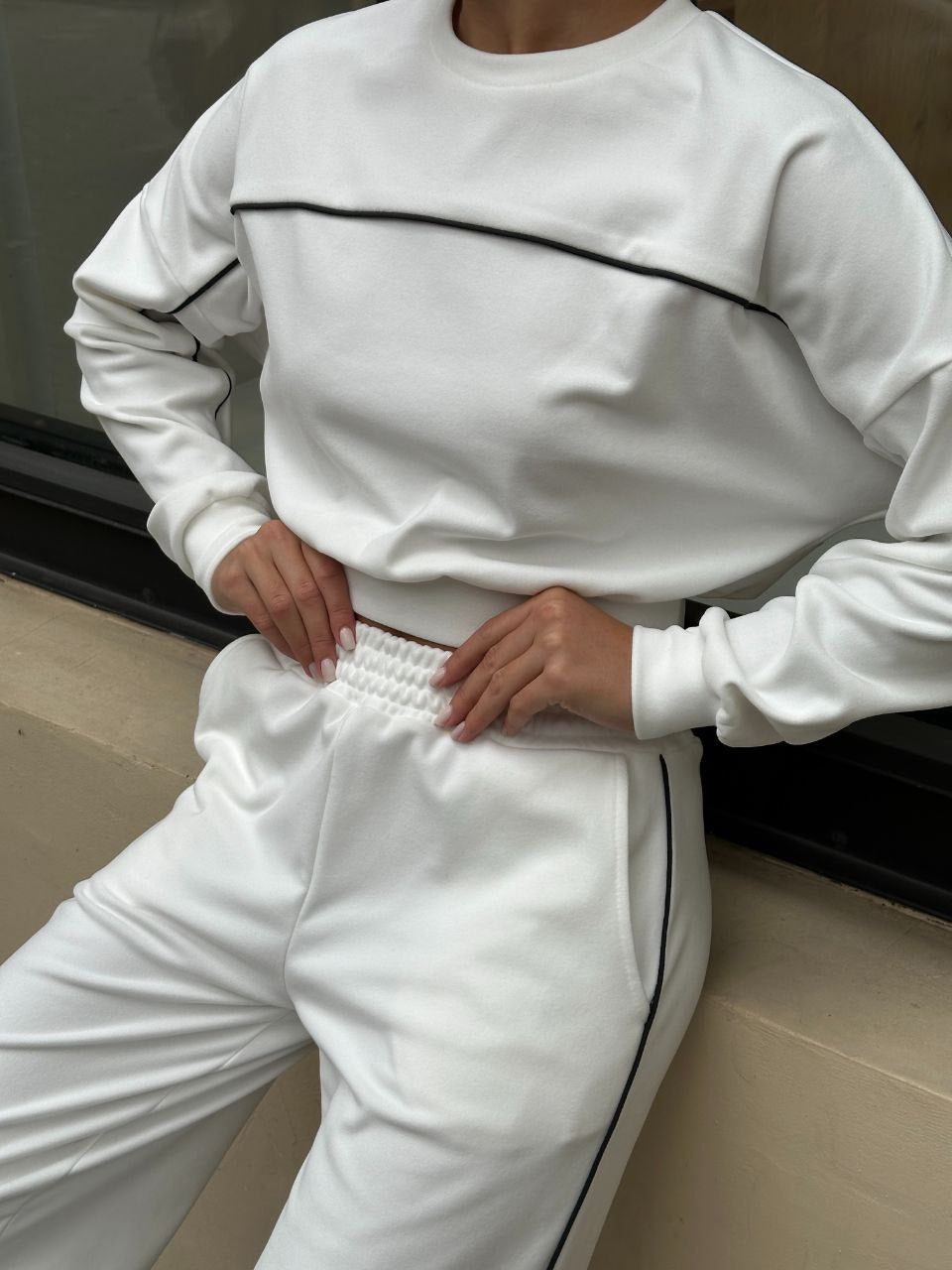 Kvinders sporty top og bukser sæt med elastisk liv og kontrast syninger
