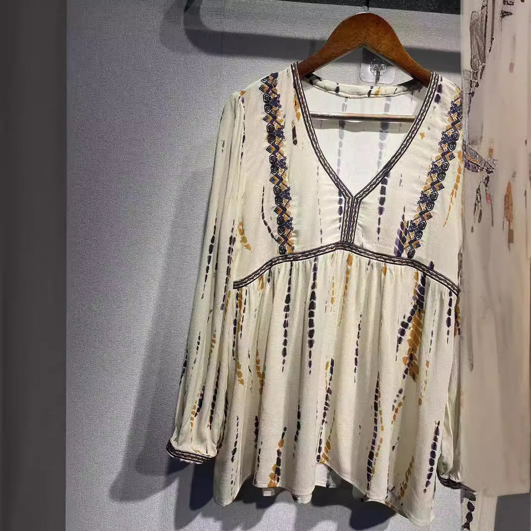 Damebluse med romantisk V-hals og kunstnerisk broderedesign Stilla
