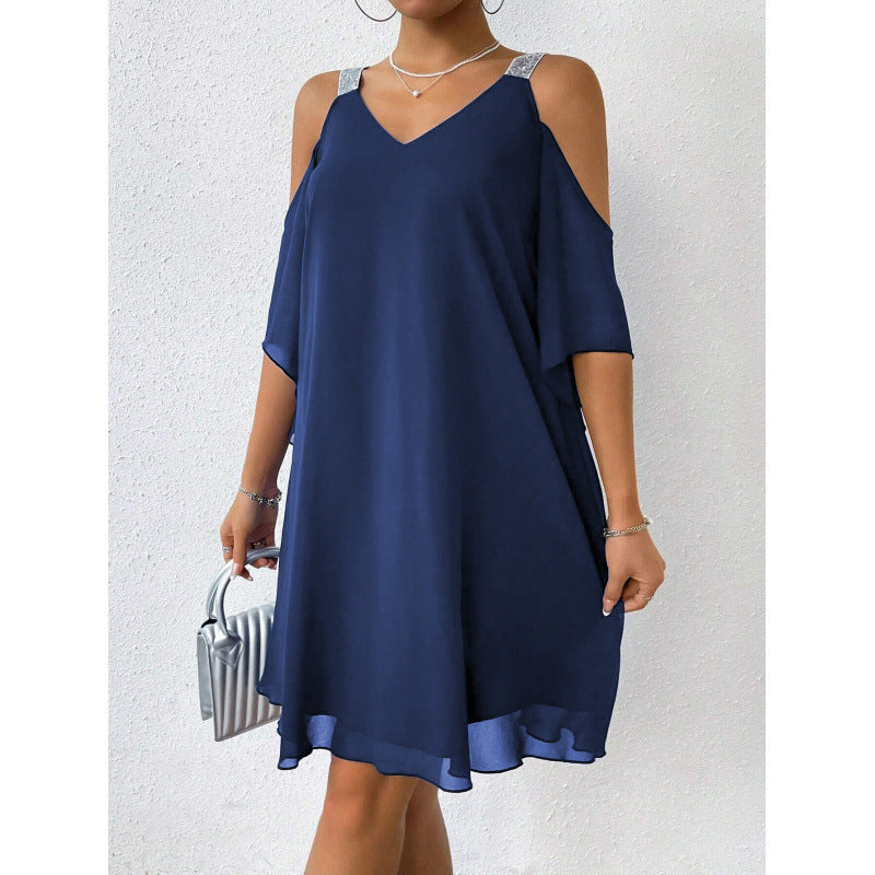 Femme Cold-Shoulder Chiffon-kjole med flydende kant Stilla
