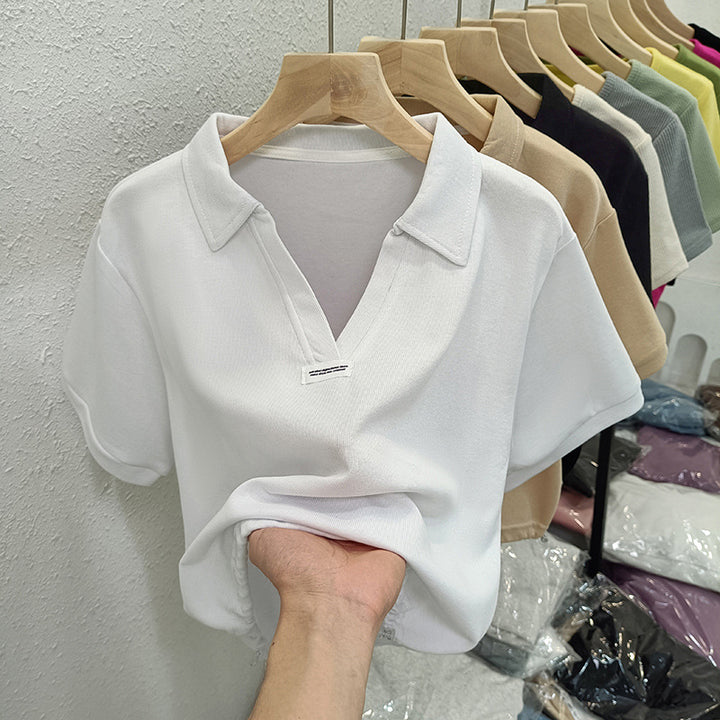 Femme Polstret Polo Stil Top med unikt V-udskæring Design Stilla