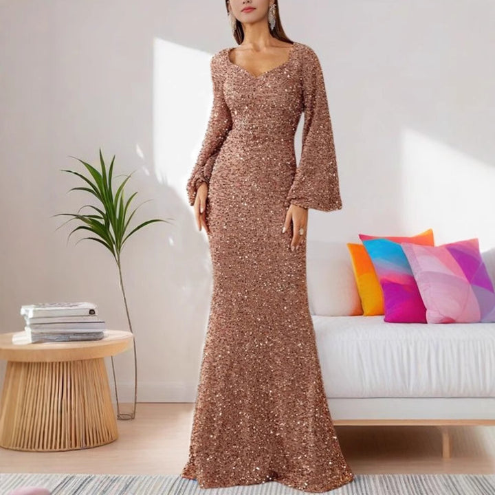 Dame Elegant aftenkjole med glitrende detaljer og vidt udfoldede ærmer Stilla