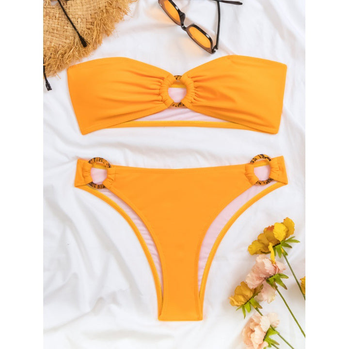 Dame bandeau-bikini med elegant ringdetalje og høj benåbning Skovae