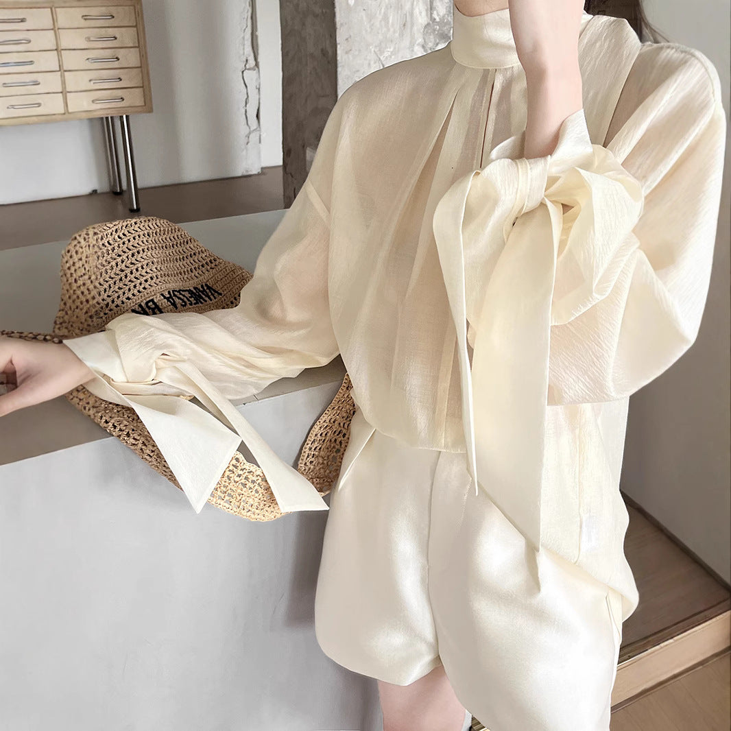 Damebluse med innovative båndærmer og elegant struktur Stilla