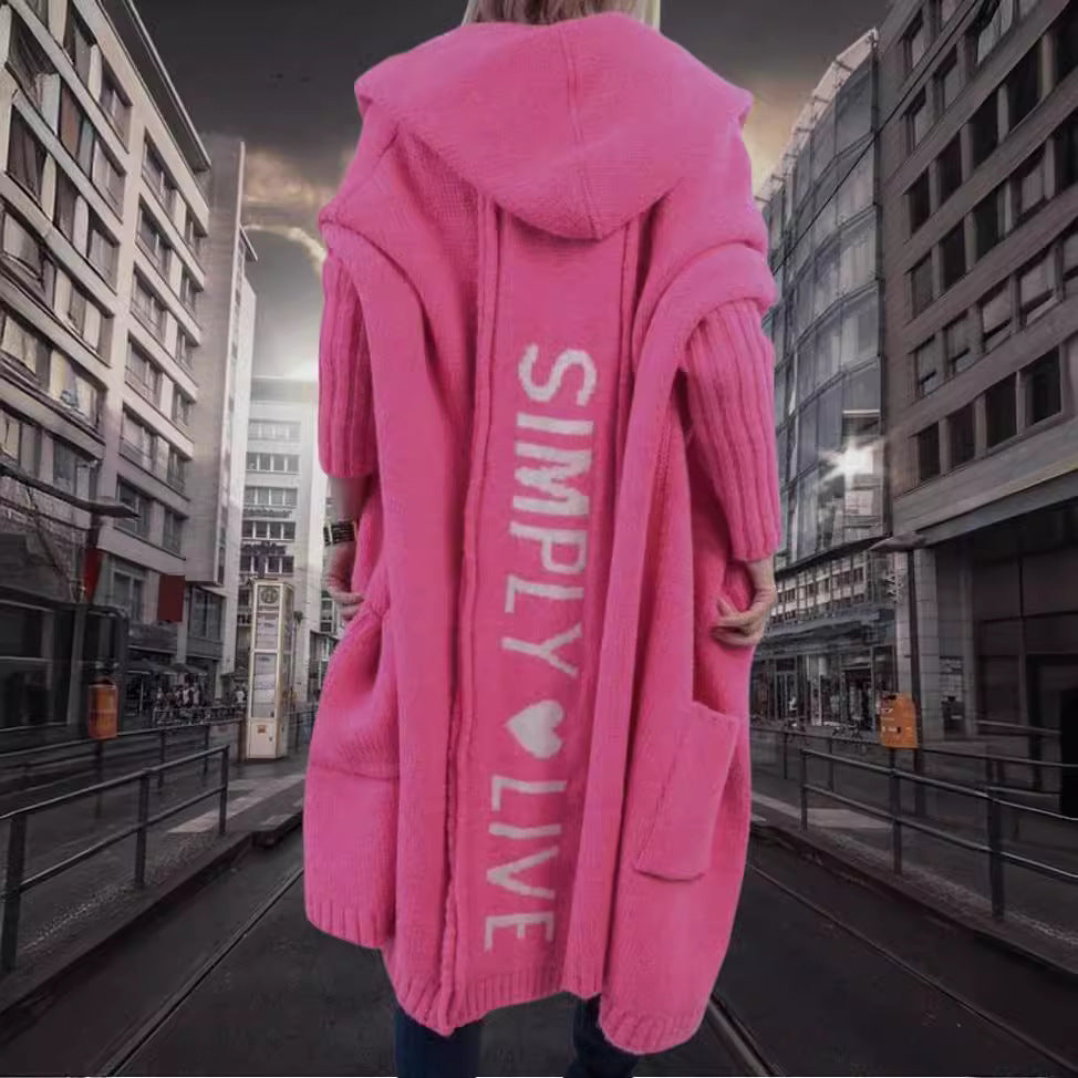 Dame Oversized Strikfrakke med Hoodie og iøjnefaldende skrift Stilla