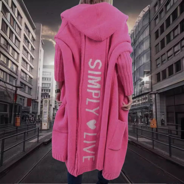 Dame Oversized Strikfrakke med Hoodie og iøjnefaldende skrift Stilla