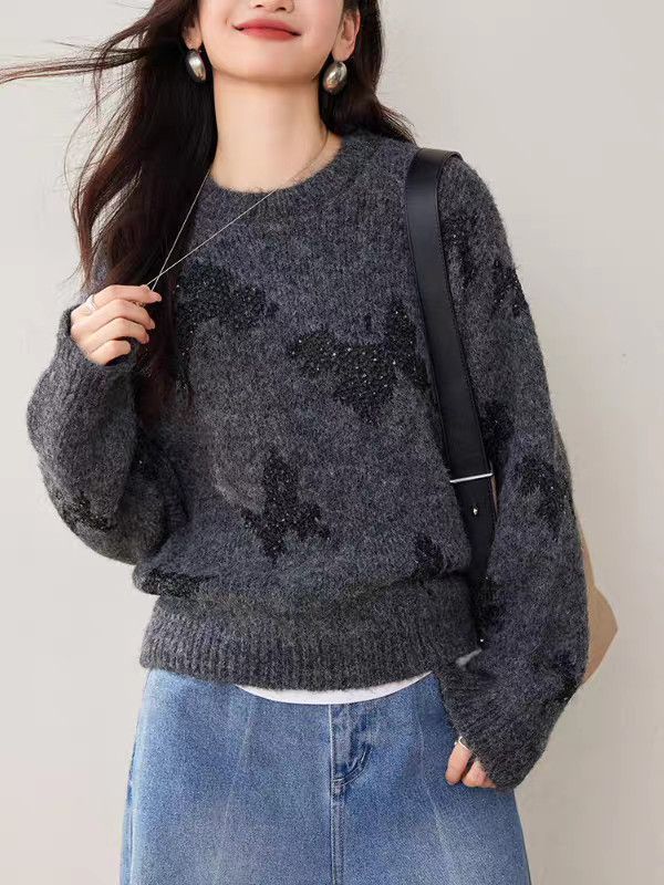 Kvinders stilfulde strikket sweater med funklende sommerfugle-applikationer Stilla