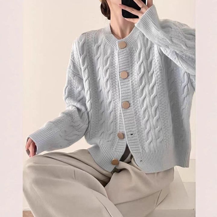 Kvinders cardigan med kabelmønster og store knapdetaljer Stilla