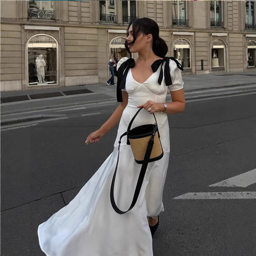 Dame elegant aftenkjole med puffærmer og fine detaljer Stilla