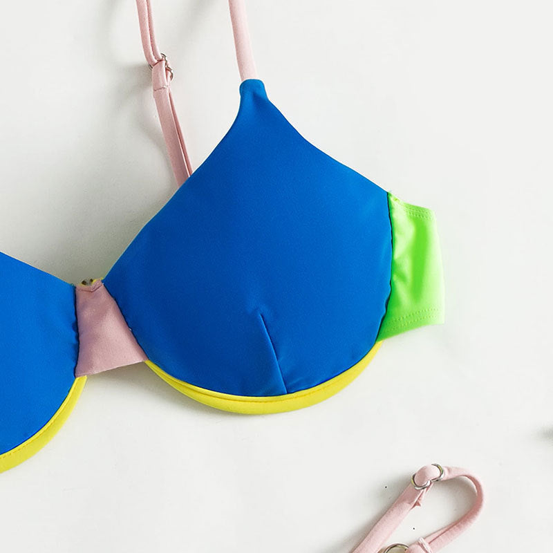 Damer Triangel-Bikini med justerbare stropper og innovativt farvedesign Skovae