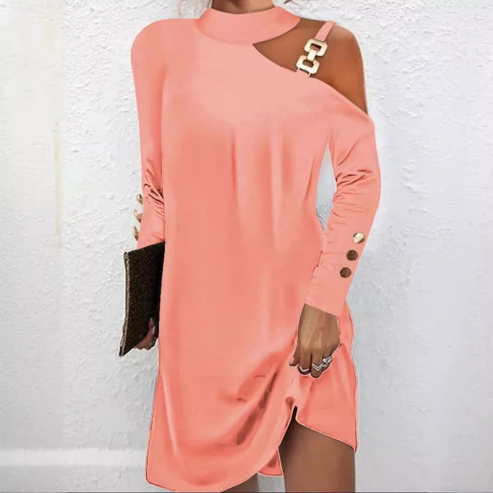 Damekjole med moderne cut-out-detaljer og elegante knapapplikationer Stilla