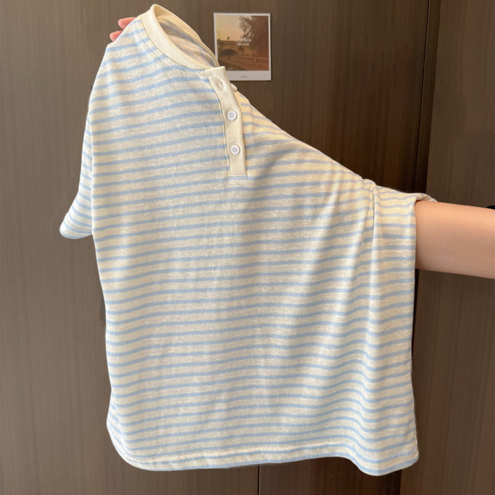 Femme Stribet Kortærmet Henley-T-Shirt med Knapdetalje Stilla