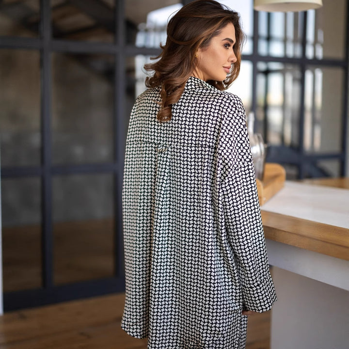 Dame luksuriøs og elegant pyjamas-sæt lavet af let stof med moderne mønstre Stilla