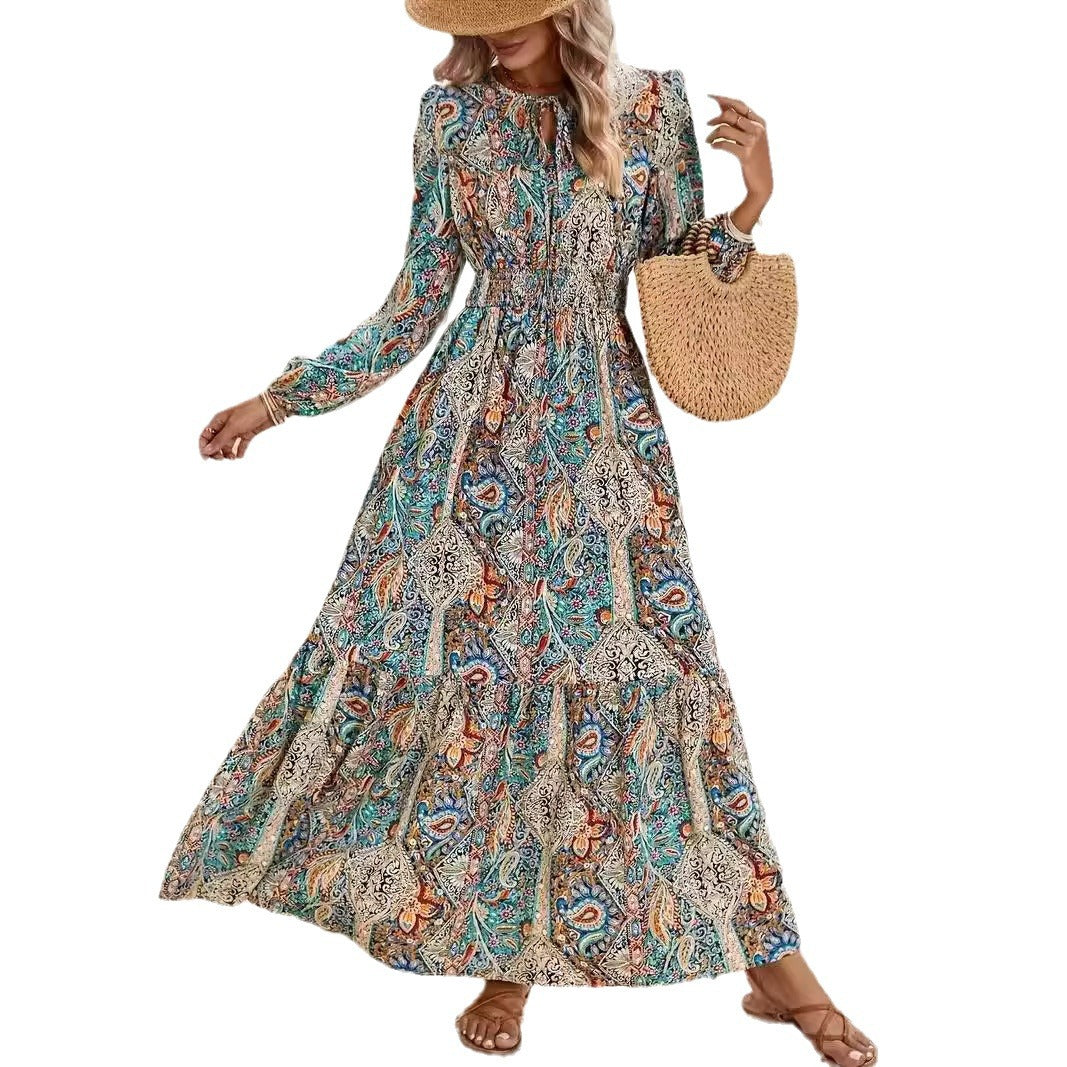 Dame maxikjole med detaljeret paisley-mønster og lange ærmer Stilla