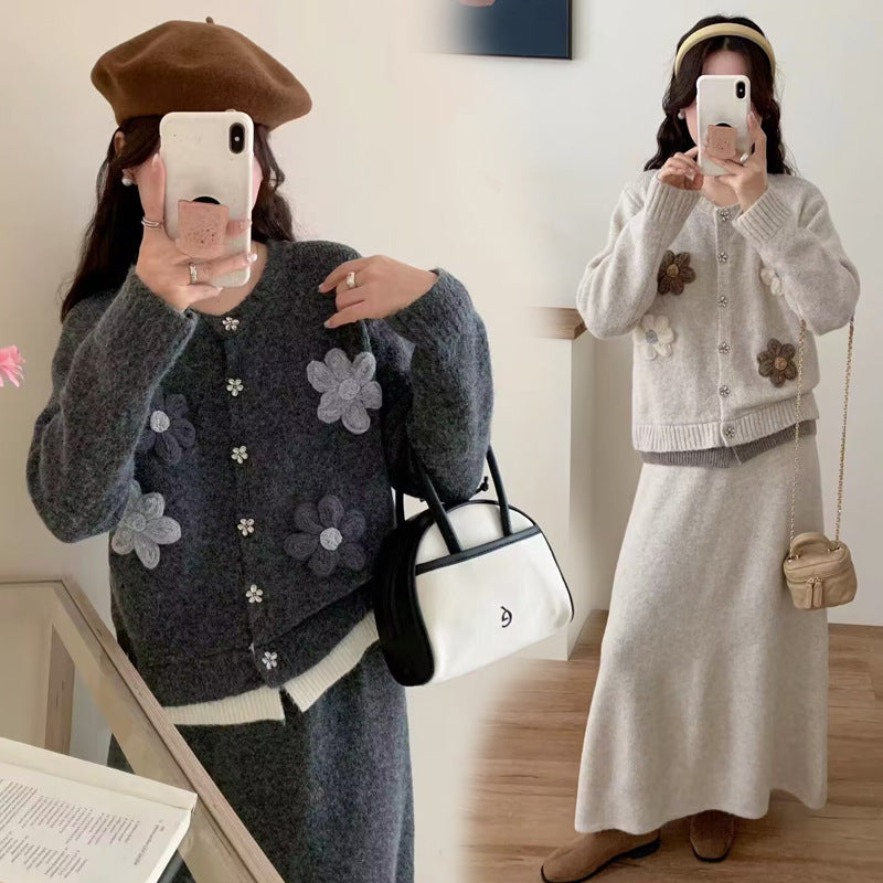 Kvinders cardigan med blomsterapplikationer og knaplukning Stilla