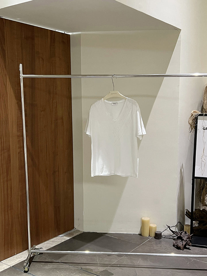 Dame elegant T-shirt med fine spidsede accenter og ensfarvet design Stilla