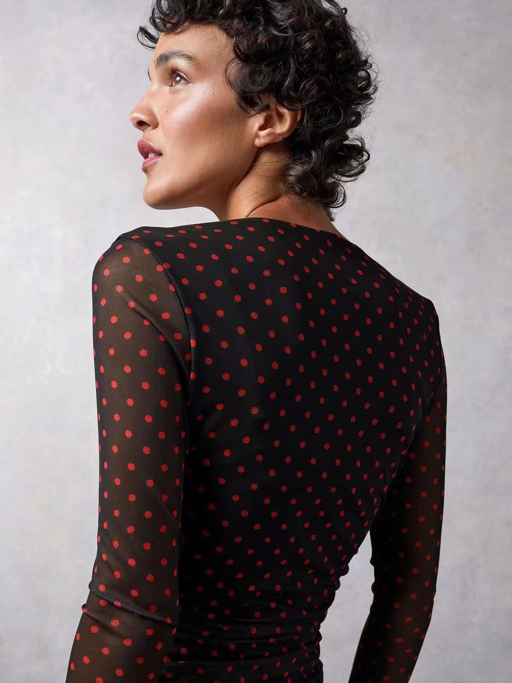 Dame wrap kjole med gennemsigtige ærmer og elegant drapering Stilla