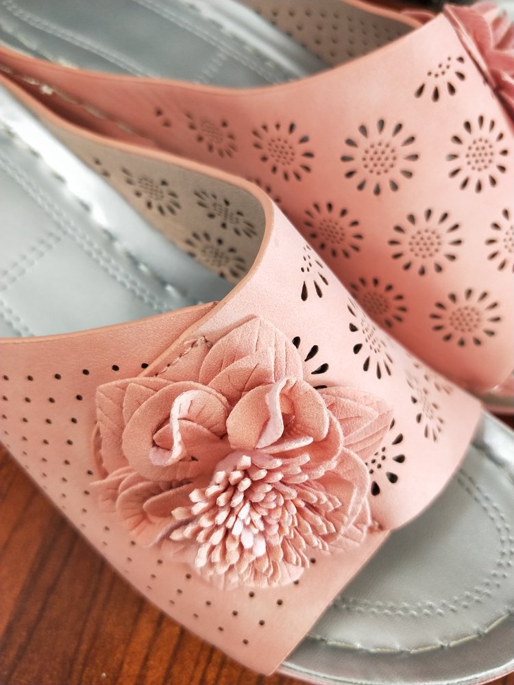 Dame komfortable slippers med blomsterperforeringer Stilla