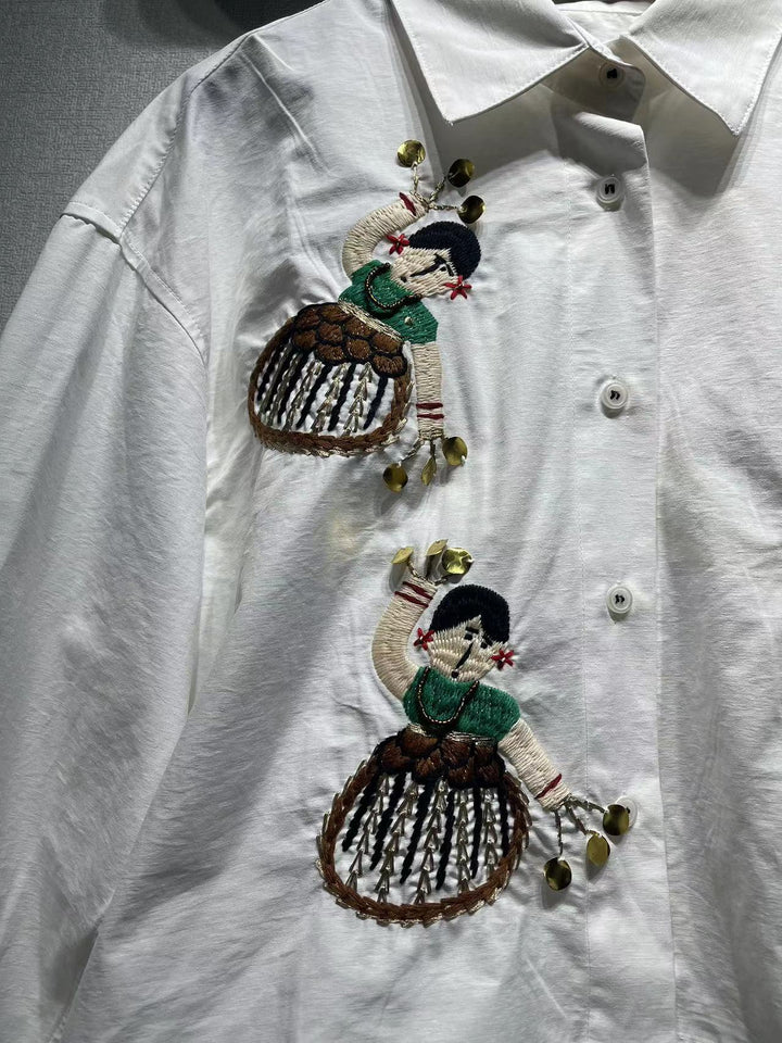 Damebluse med kunstfærdige håndbroderier og særlige knapdetaljer Stilla