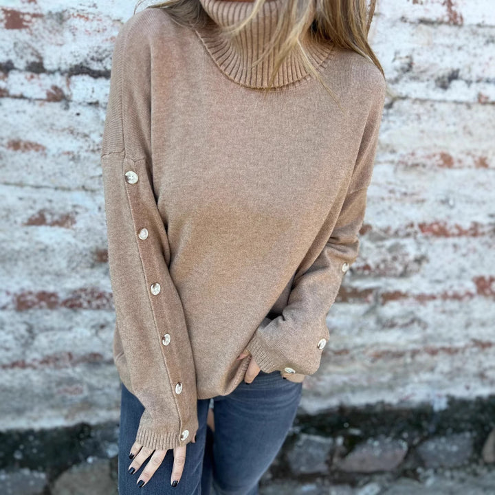 Dame strikpullover med høj krave og fashionable knapper Stilla