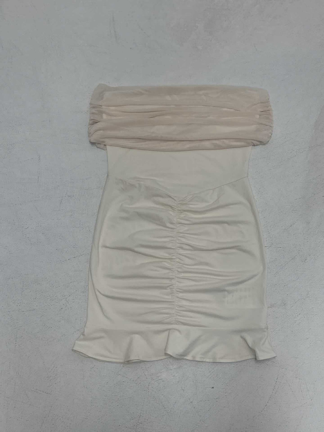 Dame forførende bodycon-kjole med off-shoulder design og ruching Skovae