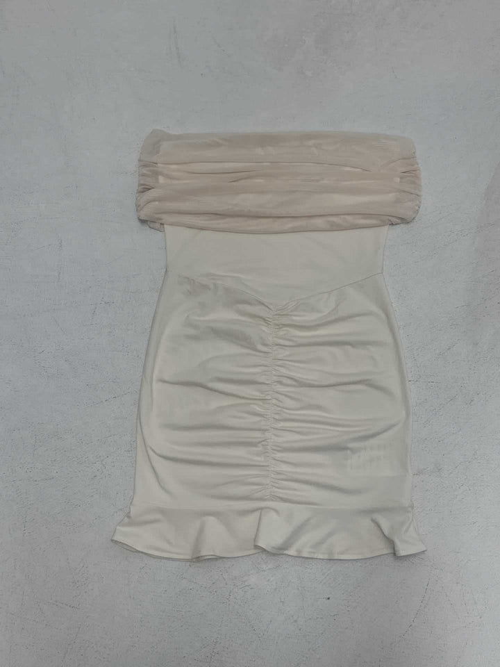 Dame forførende bodycon-kjole med off-shoulder design og ruching Skovae