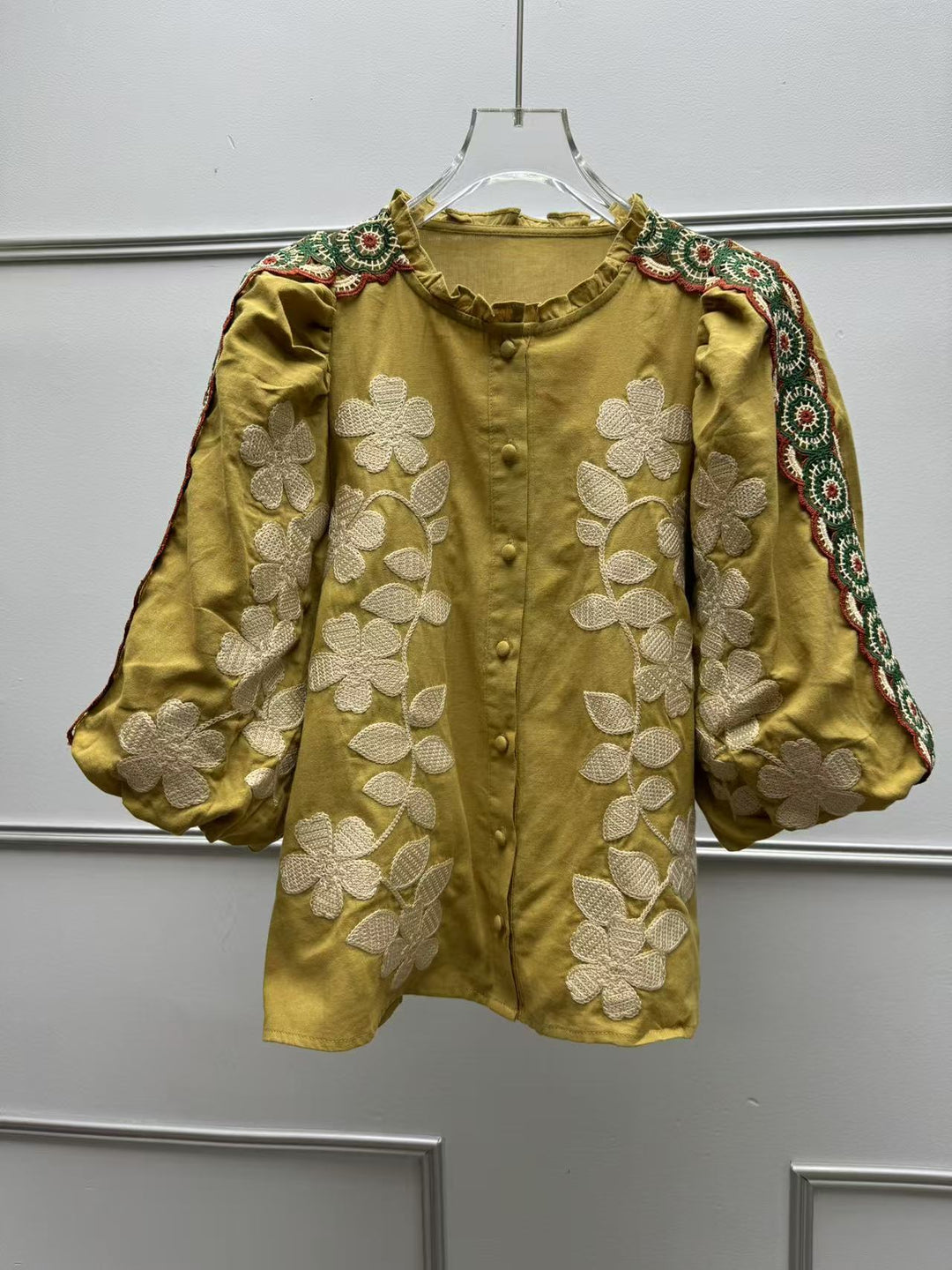 Damebluse med kunstneriske florale broderier og elegante pufærmer Stilla