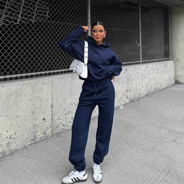 Dame behagelig og stilfuld sport-hoodie-kombination Stilla