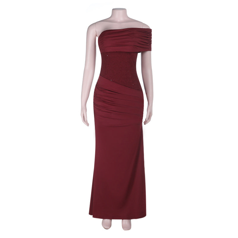 Dame Elegant aftenkjole med asymmetrisk top og figurformende draperinger Skovae