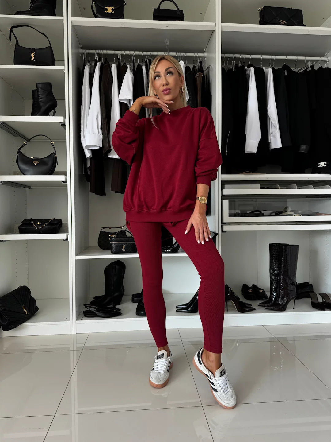 Kvinders afslappede sweatshirt med en løs pasform og komfortable leggings
