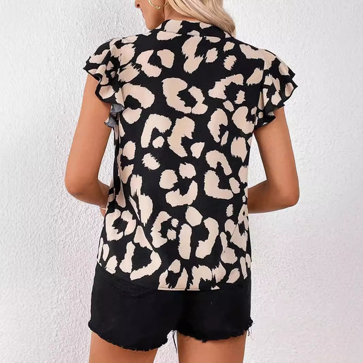 Damebluse i moderne leopardmønster med flæsedetaljer Stilla
