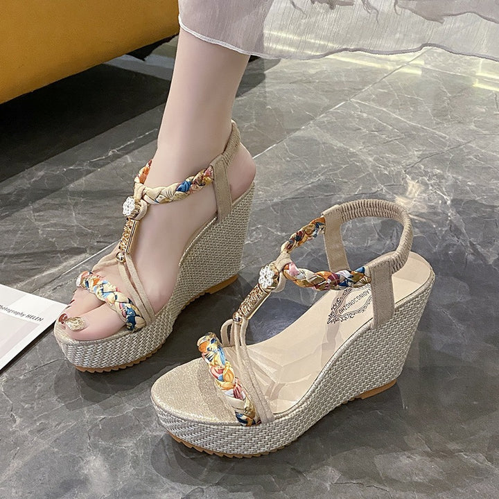 Dame Wedge-sandaler med farverigt flettet remdesign og komfortabelt fodbund Stilla